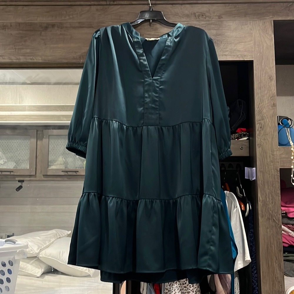 Boutique Emerald color 3/4 sleeve tiered dress with pockets!